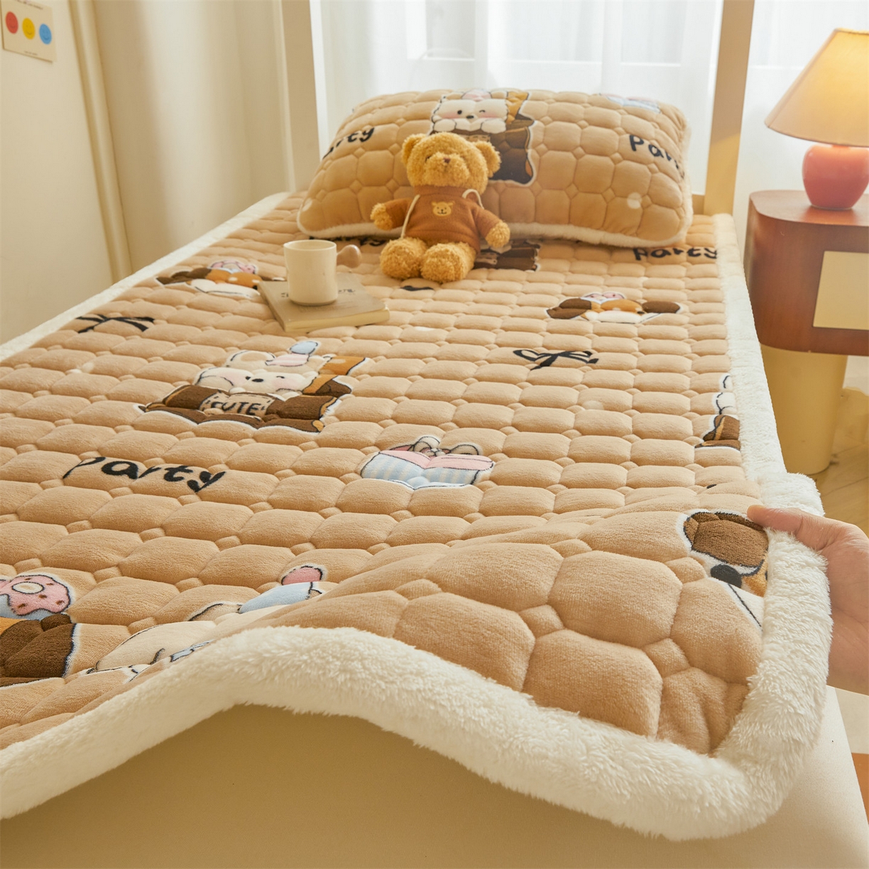 91家纺网 家纺一手货源 找家纺 雯豆家纺 2025新款牛奶绒床垫床护垫学生床褥子宿舍印花床褥铺底 牛奶绒床褥-狂欢派对