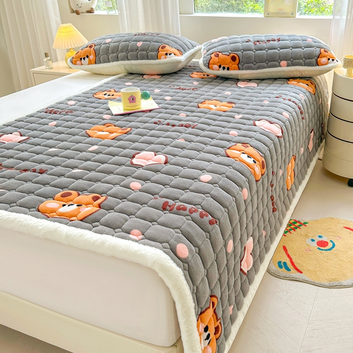 91家纺网 家纺一手货源 找家纺 梵朴 2025新款印花牛奶绒床褥垫加厚珊瑚绒床褥子床垫 爱心小熊