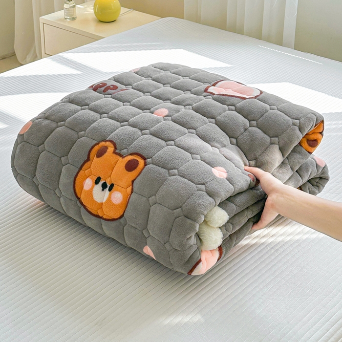 91家纺网 家纺一手货源 找家纺 梵朴 2025新款印花牛奶绒床褥垫加厚珊瑚绒床褥子床垫 爱心小熊