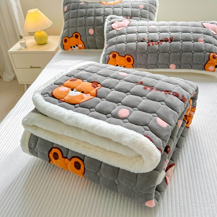 91家纺网 家纺一手货源 找家纺 梵朴 2025新款印花牛奶绒床褥垫加厚珊瑚绒床褥子床垫 爱心小熊