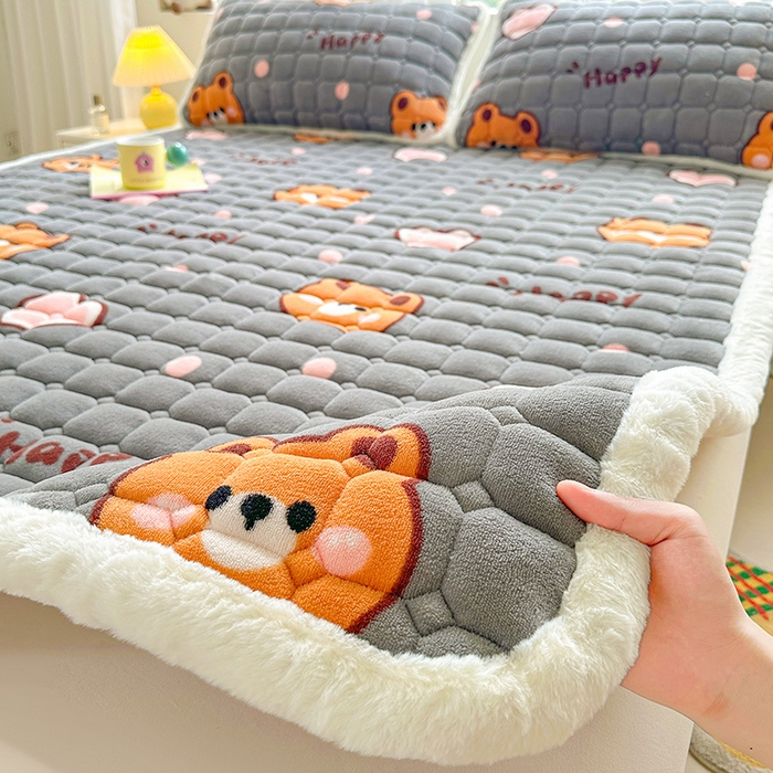 91家纺网 家纺一手货源 找家纺 梵朴 2025新款印花牛奶绒床褥垫加厚珊瑚绒床褥子床垫 爱心小熊