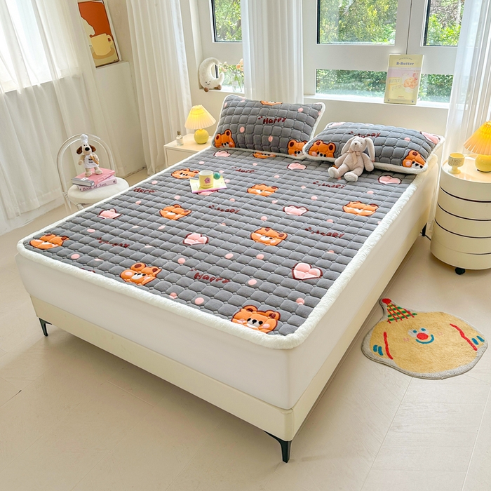 91家纺网 家纺一手货源 找家纺 梵朴 2025新款印花牛奶绒床褥垫加厚珊瑚绒床褥子床垫 爱心小熊