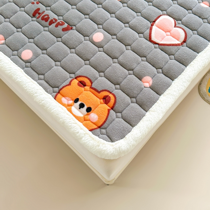 91家纺网 家纺一手货源 找家纺 梵朴 2025新款印花牛奶绒床褥垫加厚珊瑚绒床褥子床垫 爱心小熊