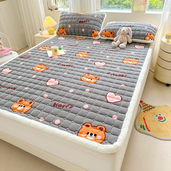 91家纺网 家纺一手货源 找家纺 梵朴 2025新款印花牛奶绒床褥垫加厚珊瑚绒床褥子床垫 爱心小熊