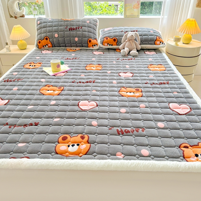 91家纺网 家纺一手货源 找家纺 梵朴 2025新款印花牛奶绒床褥垫加厚珊瑚绒床褥子床垫 爱心小熊