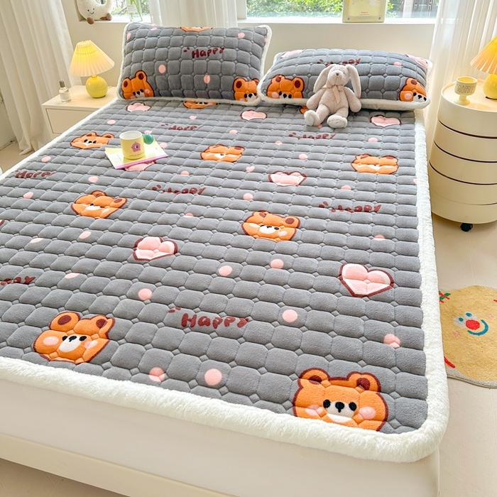 91家纺网 家纺一手货源 找家纺 梵朴 2025新款印花牛奶绒床褥垫加厚珊瑚绒床褥子床垫 爱心小熊
