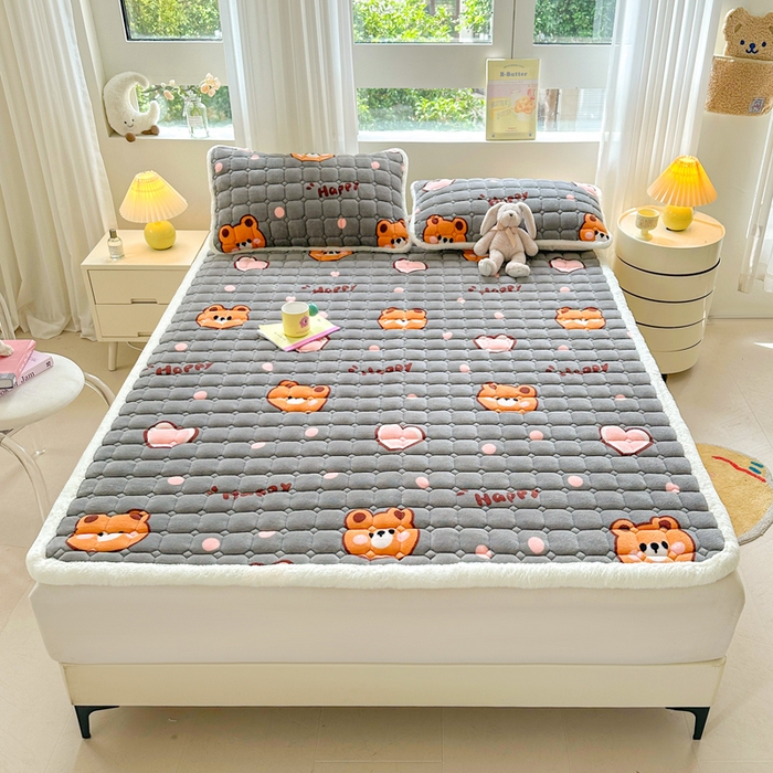 91家纺网 家纺一手货源 找家纺 梵朴 2025新款印花牛奶绒床褥垫加厚珊瑚绒床褥子床垫 爱心小熊