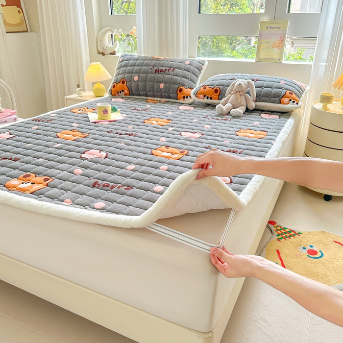 91家纺网 家纺一手货源 找家纺 梵朴 2025新款印花牛奶绒床褥垫加厚珊瑚绒床褥子床垫 爱心小熊