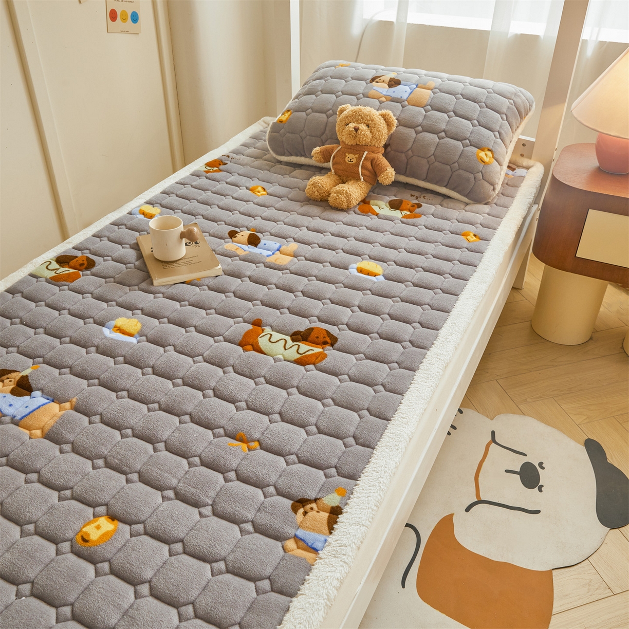 91家纺网 家纺一手货源 找家纺 雯豆家纺 2025新款牛奶绒床垫床护垫学生床褥子宿舍印花床褥铺底 牛奶绒床褥-腊肠狗