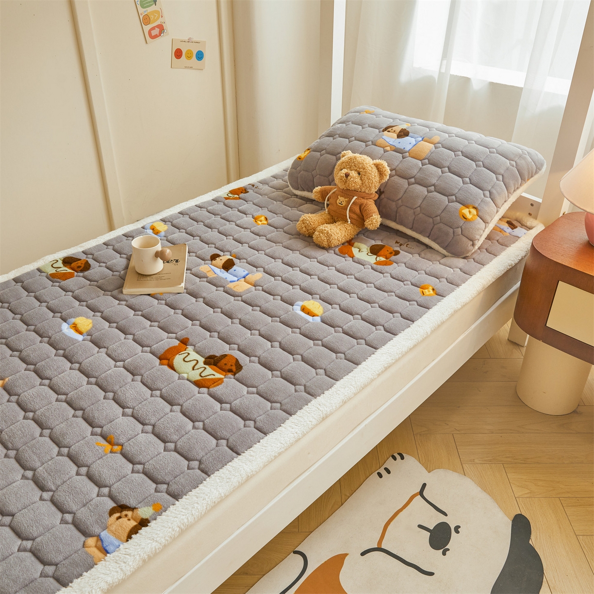 91家纺网 家纺一手货源 找家纺 雯豆家纺 2025新款牛奶绒床垫床护垫学生床褥子宿舍印花床褥铺底 牛奶绒床褥-腊肠狗