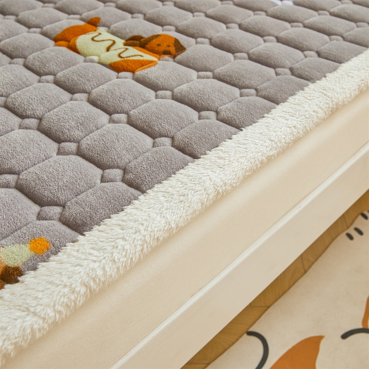 91家纺网 家纺一手货源 找家纺 雯豆家纺 2025新款牛奶绒床垫床护垫学生床褥子宿舍印花床褥铺底 牛奶绒床褥-腊肠狗