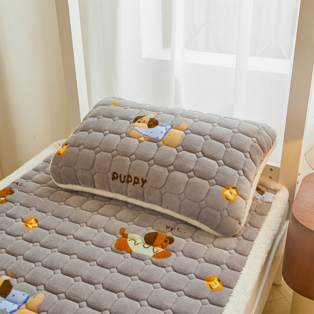 91家纺网 家纺一手货源 找家纺 雯豆家纺 2025新款牛奶绒床垫床护垫学生床褥子宿舍印花床褥铺底 牛奶绒床褥-腊肠狗