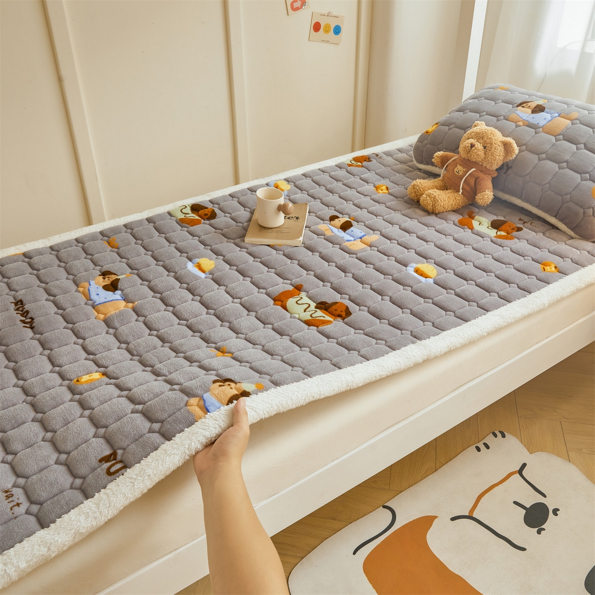 91家纺网 家纺一手货源 找家纺 雯豆家纺 2025新款牛奶绒床垫床护垫学生床褥子宿舍印花床褥铺底 牛奶绒床褥-腊肠狗