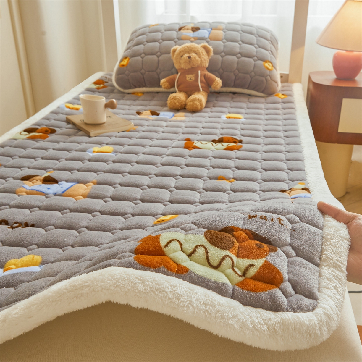 91家纺网 家纺一手货源 找家纺 雯豆家纺 2025新款牛奶绒床垫床护垫学生床褥子宿舍印花床褥铺底 牛奶绒床褥-腊肠狗