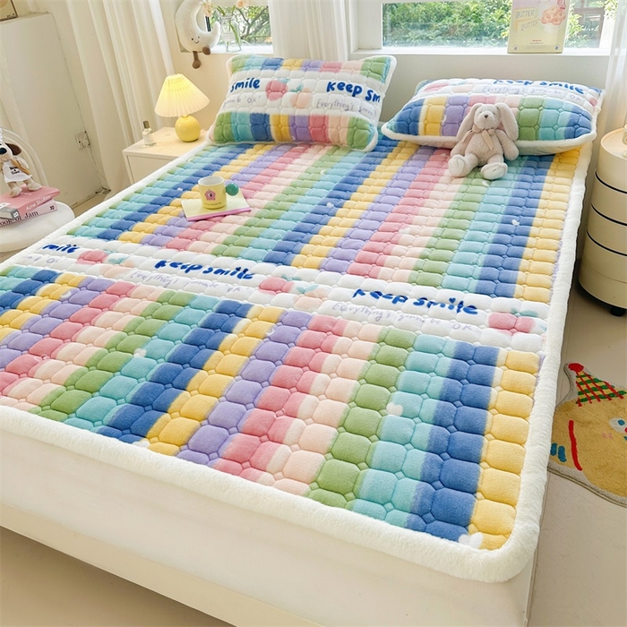 91家纺网 家纺一手货源 找家纺 梵朴 2025新款印花牛奶绒床褥垫加厚珊瑚绒床褥子床垫 彩虹条