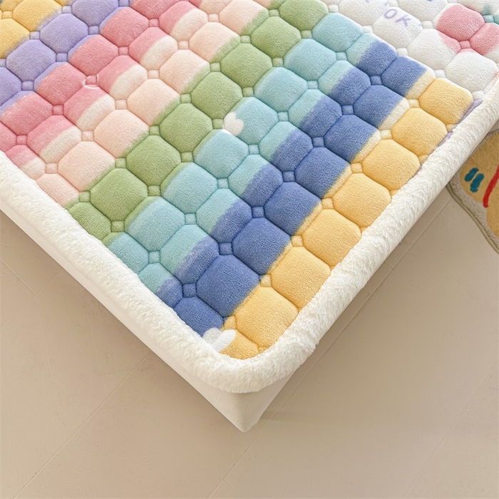 91家纺网 家纺一手货源 找家纺 梵朴 2025新款印花牛奶绒床褥垫加厚珊瑚绒床褥子床垫 彩虹条