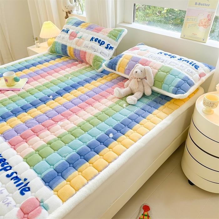 91家纺网 家纺一手货源 找家纺 梵朴 2025新款印花牛奶绒床褥垫加厚珊瑚绒床褥子床垫 彩虹条