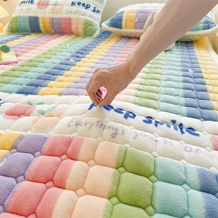 91家纺网 家纺一手货源 找家纺 梵朴 2025新款印花牛奶绒床褥垫加厚珊瑚绒床褥子床垫 彩虹条