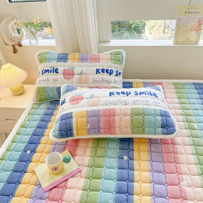 91家纺网 家纺一手货源 找家纺 梵朴 2025新款印花牛奶绒床褥垫加厚珊瑚绒床褥子床垫 彩虹条