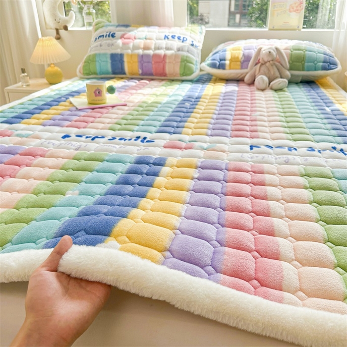 91家纺网 家纺一手货源 找家纺 梵朴 2025新款印花牛奶绒床褥垫加厚珊瑚绒床褥子床垫 彩虹条