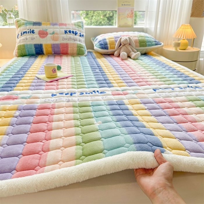91家纺网 家纺一手货源 找家纺 梵朴 2025新款印花牛奶绒床褥垫加厚珊瑚绒床褥子床垫 彩虹条