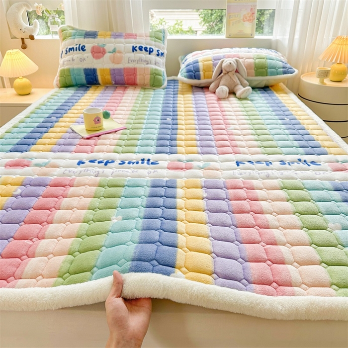 91家纺网 家纺一手货源 找家纺 梵朴 2025新款印花牛奶绒床褥垫加厚珊瑚绒床褥子床垫 彩虹条