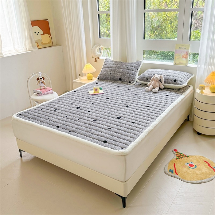 91家纺网 家纺一手货源 找家纺 梵朴 2025新款印花牛奶绒床褥垫加厚珊瑚绒床褥子床垫 波点灰