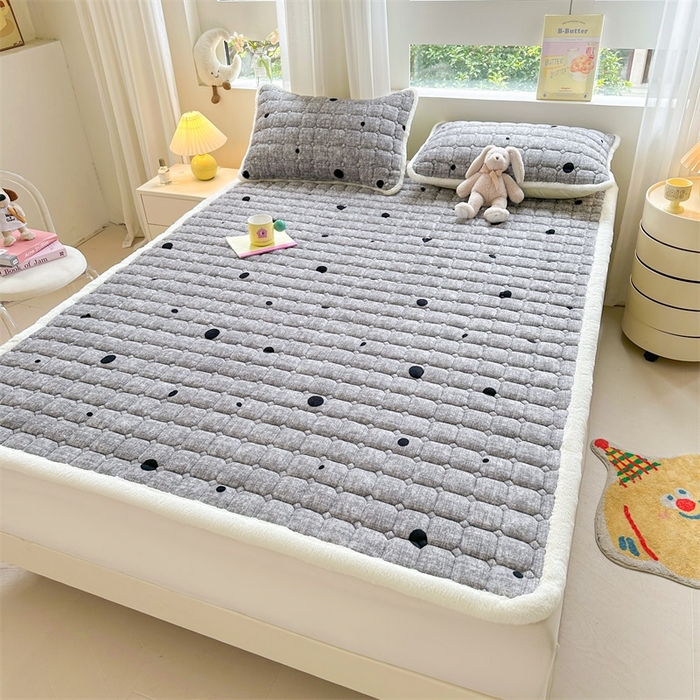 91家纺网 家纺一手货源 找家纺 梵朴 2025新款印花牛奶绒床褥垫加厚珊瑚绒床褥子床垫 波点灰