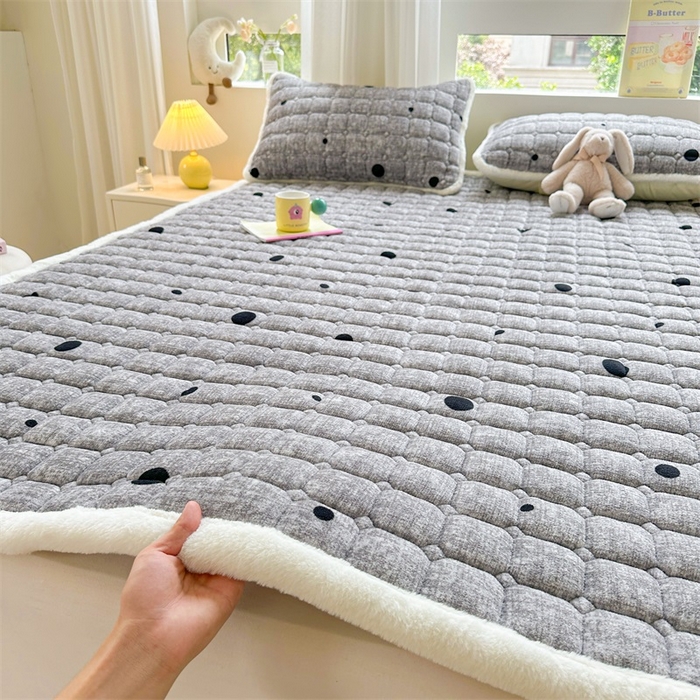91家纺网 家纺一手货源 找家纺 梵朴 2025新款印花牛奶绒床褥垫加厚珊瑚绒床褥子床垫 波点灰