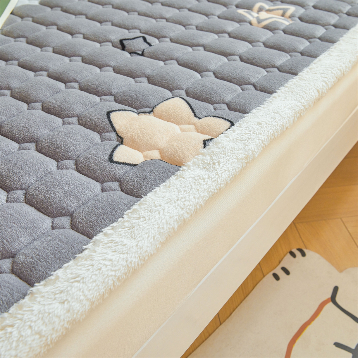 91家纺网 家纺一手货源 找家纺 雯豆家纺 2025新款牛奶绒床垫床护垫学生床褥子宿舍印花床褥铺底 牛奶绒床褥-满天星