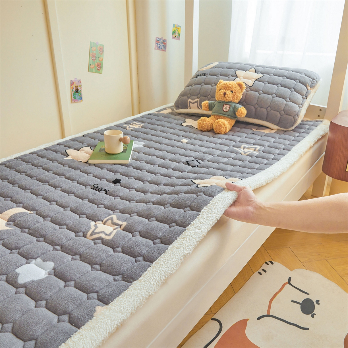 91家纺网 家纺一手货源 找家纺 雯豆家纺 2025新款牛奶绒床垫床护垫学生床褥子宿舍印花床褥铺底 牛奶绒床褥-满天星