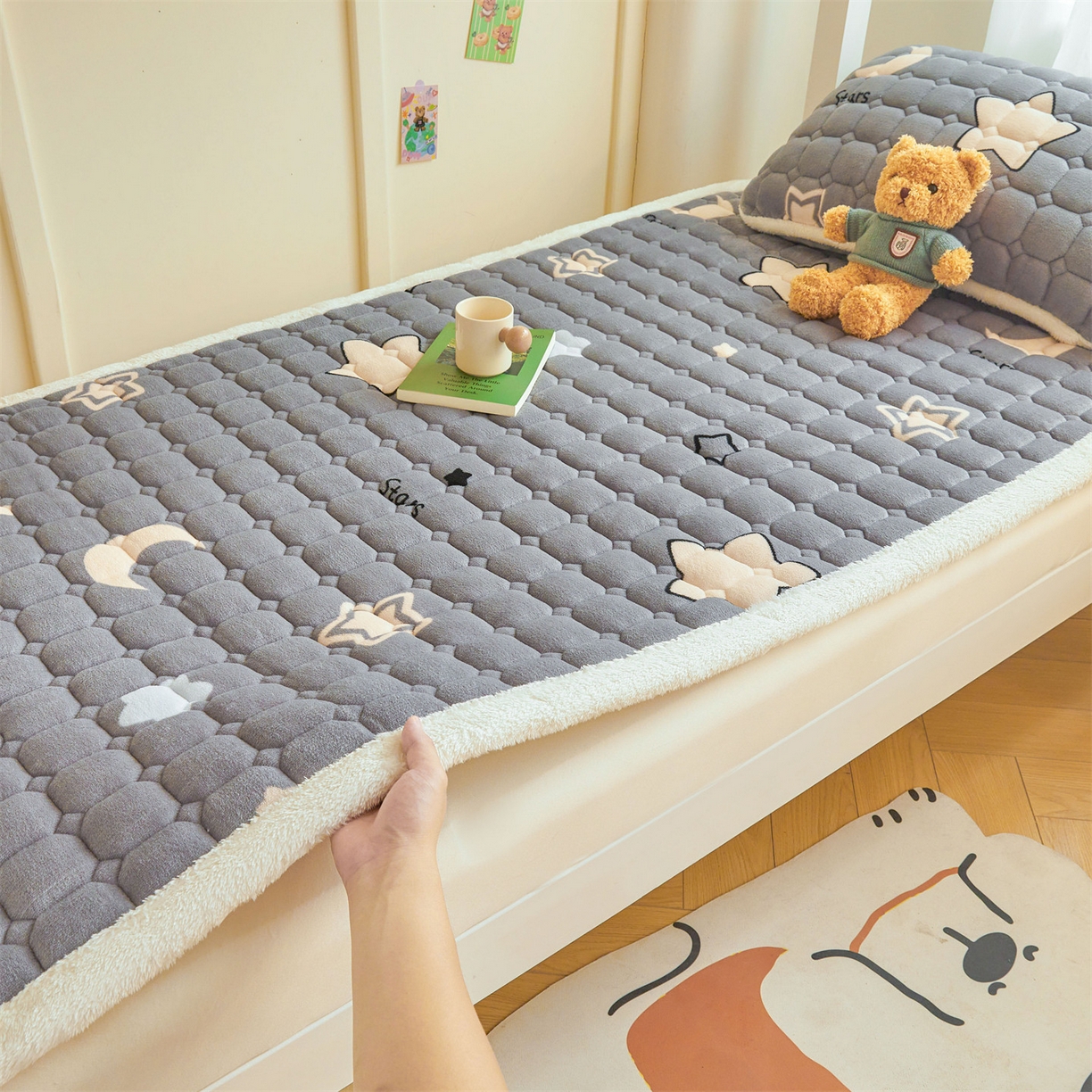 91家纺网 家纺一手货源 找家纺 雯豆家纺 2025新款牛奶绒床垫床护垫学生床褥子宿舍印花床褥铺底 牛奶绒床褥-满天星