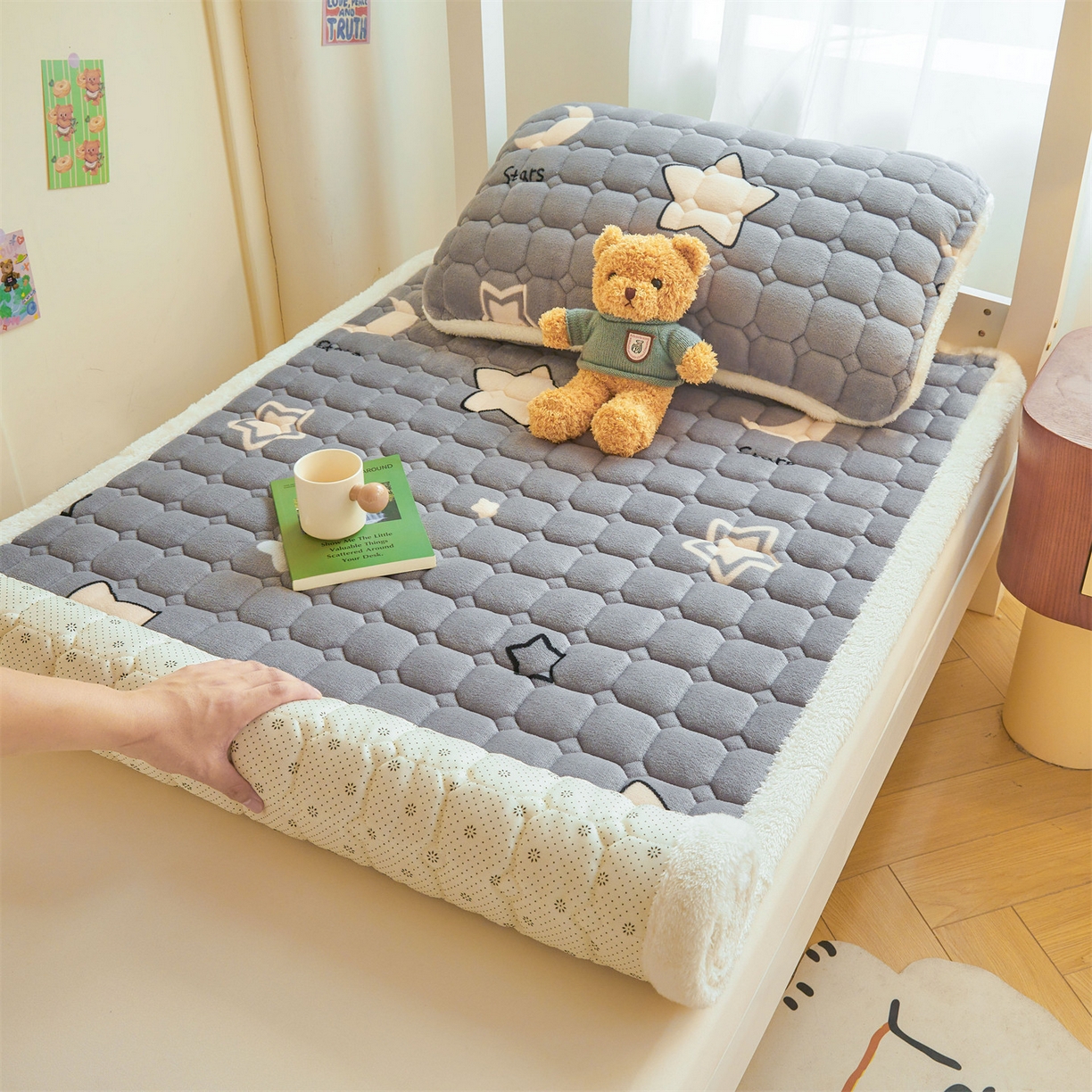 91家纺网 家纺一手货源 找家纺 雯豆家纺 2025新款牛奶绒床垫床护垫学生床褥子宿舍印花床褥铺底 牛奶绒床褥-满天星