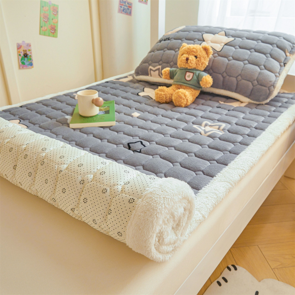 91家纺网 家纺一手货源 找家纺 雯豆家纺 2025新款牛奶绒床垫床护垫学生床褥子宿舍印花床褥铺底 牛奶绒床褥-满天星