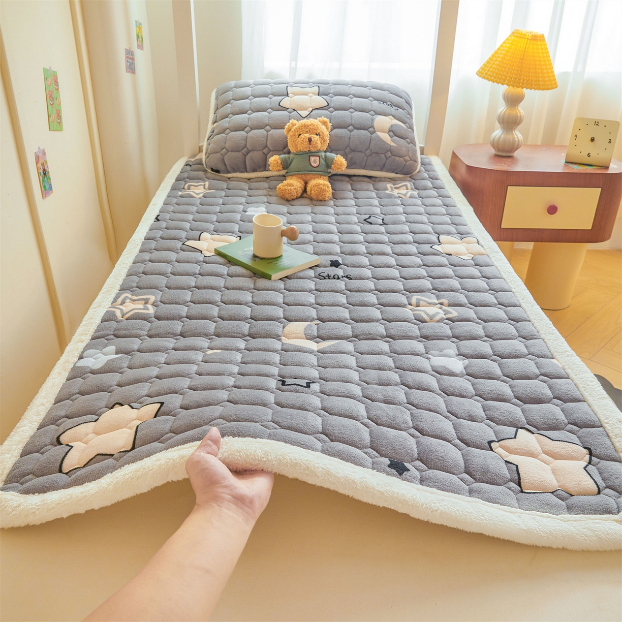 91家纺网 家纺一手货源 找家纺 雯豆家纺 2025新款牛奶绒床垫床护垫学生床褥子宿舍印花床褥铺底 牛奶绒床褥-满天星