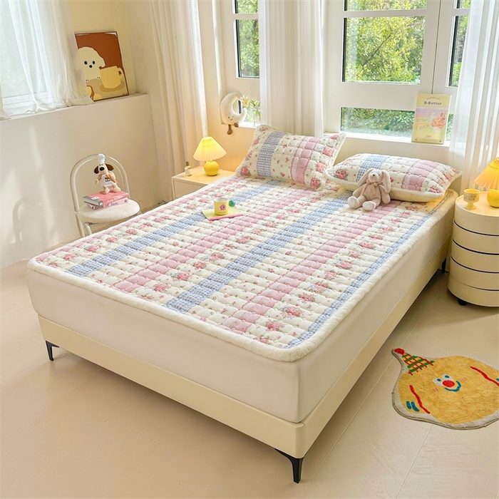 91家纺网 家纺一手货源 找家纺 梵朴 2025新款印花牛奶绒床褥垫加厚珊瑚绒床褥子床垫 情意满满粉