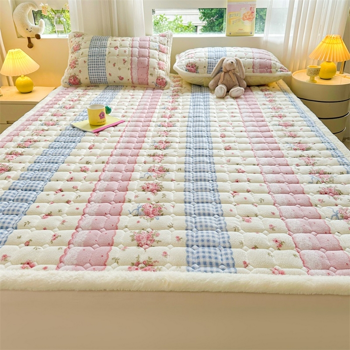 91家纺网 家纺一手货源 找家纺 梵朴 2025新款印花牛奶绒床褥垫加厚珊瑚绒床褥子床垫 情意满满粉