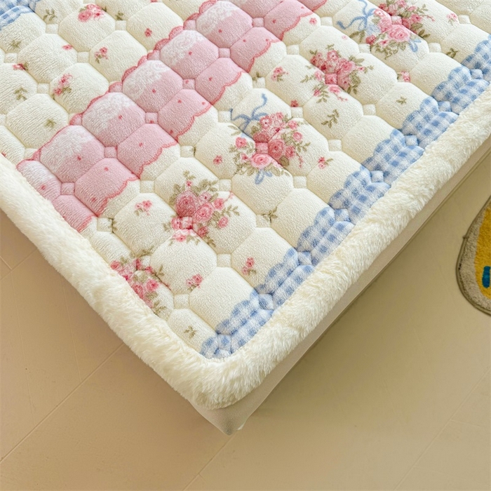 91家纺网 家纺一手货源 找家纺 梵朴 2025新款印花牛奶绒床褥垫加厚珊瑚绒床褥子床垫 情意满满粉