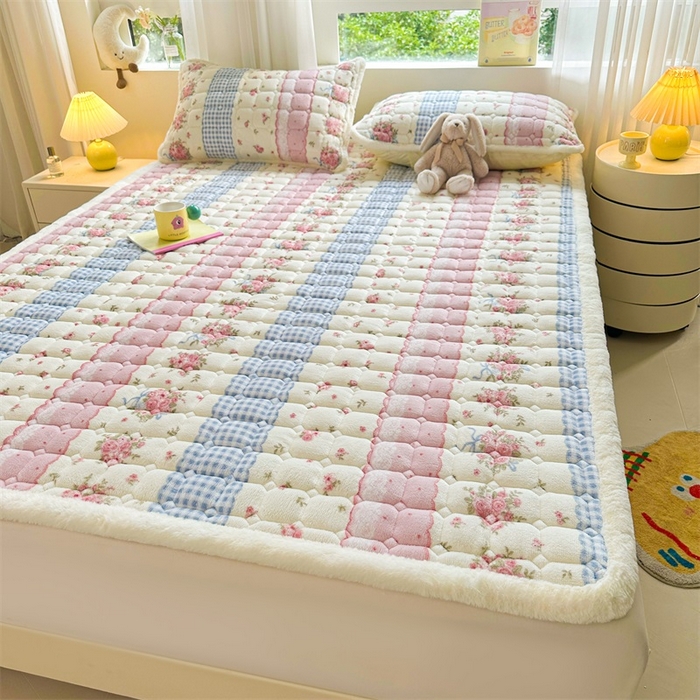 91家纺网 家纺一手货源 找家纺 梵朴 2025新款印花牛奶绒床褥垫加厚珊瑚绒床褥子床垫 情意满满粉