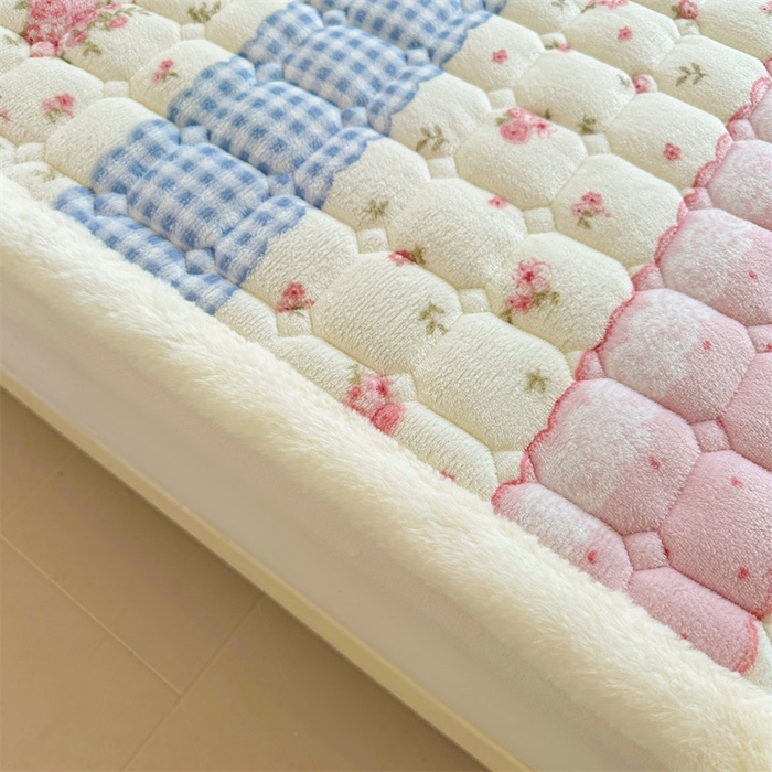 91家纺网 家纺一手货源 找家纺 梵朴 2025新款印花牛奶绒床褥垫加厚珊瑚绒床褥子床垫 情意满满粉