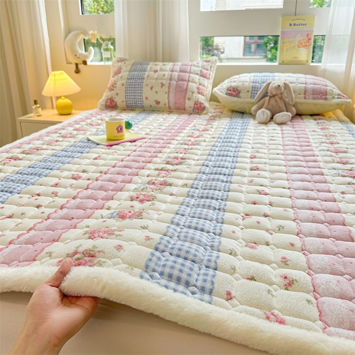 91家纺网 家纺一手货源 找家纺 梵朴 2025新款印花牛奶绒床褥垫加厚珊瑚绒床褥子床垫 情意满满粉