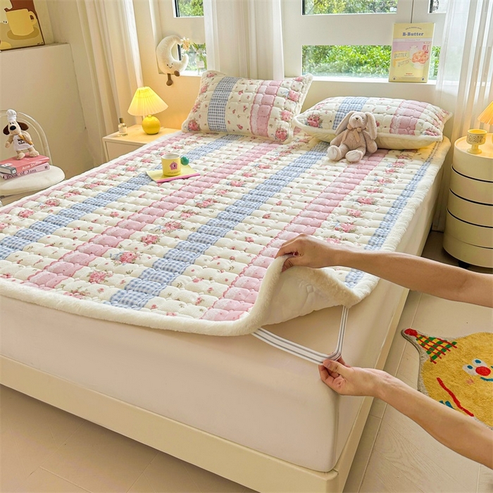 91家纺网 家纺一手货源 找家纺 梵朴 2025新款印花牛奶绒床褥垫加厚珊瑚绒床褥子床垫 情意满满粉