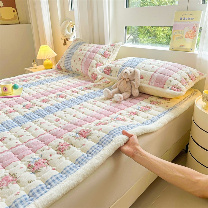 91家纺网 家纺一手货源 找家纺 梵朴 2025新款印花牛奶绒床褥垫加厚珊瑚绒床褥子床垫 情意满满粉