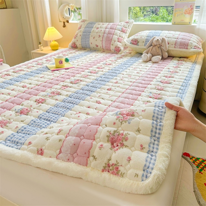 91家纺网 家纺一手货源 找家纺 梵朴 2025新款印花牛奶绒床褥垫加厚珊瑚绒床褥子床垫 情意满满粉