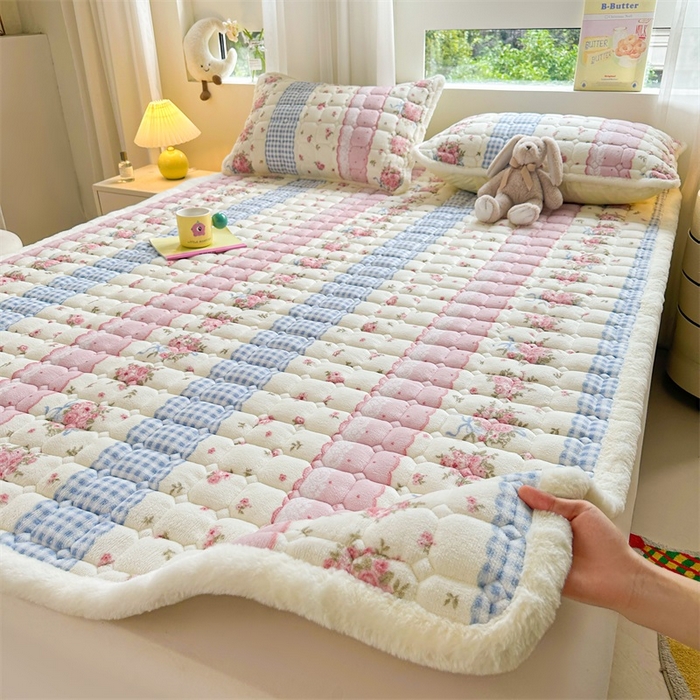 91家纺网 家纺一手货源 找家纺 梵朴 2025新款印花牛奶绒床褥垫加厚珊瑚绒床褥子床垫 情意满满粉