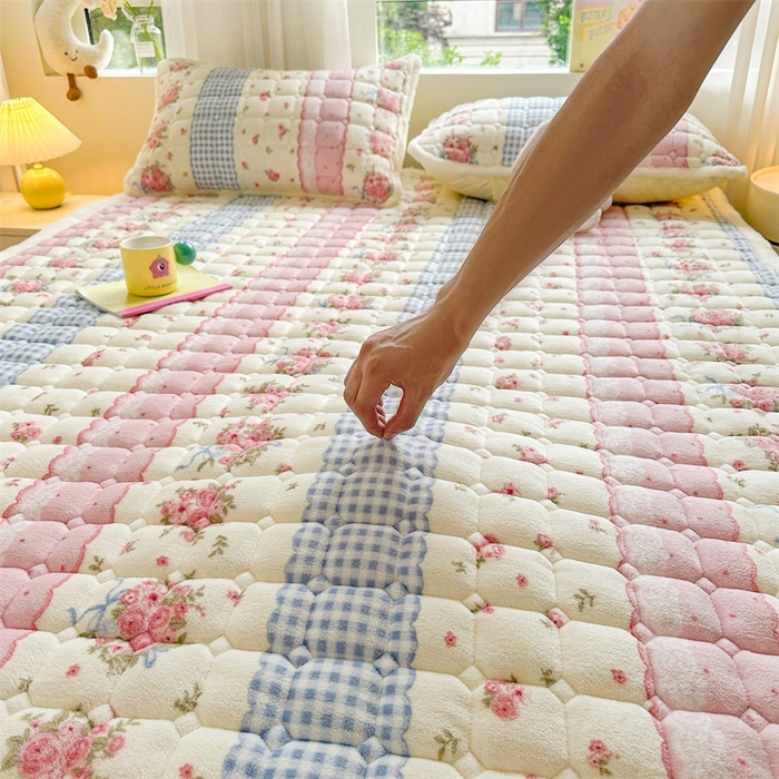 91家纺网 家纺一手货源 找家纺 梵朴 2025新款印花牛奶绒床褥垫加厚珊瑚绒床褥子床垫 情意满满粉