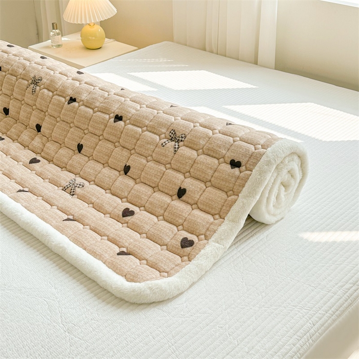 91家纺网 家纺一手货源 找家纺 梵朴 2025新款印花牛奶绒床褥垫加厚珊瑚绒床褥子床垫 蝶之心-咖