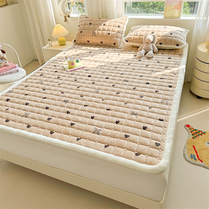 91家纺网 家纺一手货源 找家纺 梵朴 2025新款印花牛奶绒床褥垫加厚珊瑚绒床褥子床垫 蝶之心-咖