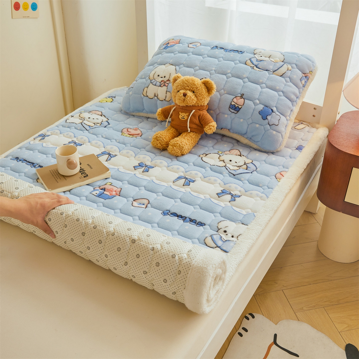 91家纺网 家纺一手货源 找家纺 雯豆家纺 2025新款牛奶绒床垫床护垫学生床褥子宿舍印花床褥铺底 牛奶绒床褥-奶蓝小狗