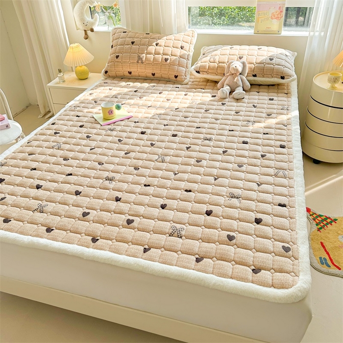 91家纺网 家纺一手货源 找家纺 梵朴 2025新款印花牛奶绒床褥垫加厚珊瑚绒床褥子床垫 蝶之心-咖